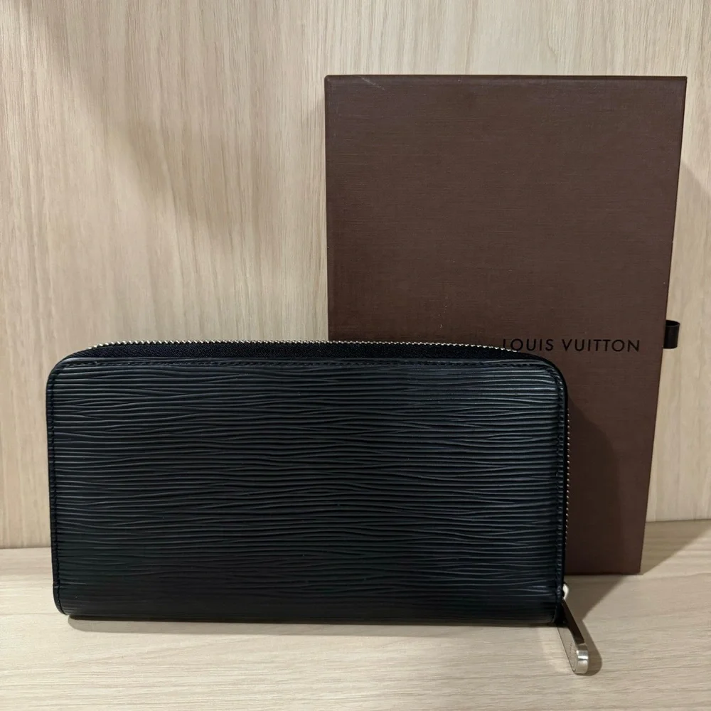 24 hour sale! Only $575 Beautiful Louis Vuitton Zippy Wallet - Picture 3 of 10